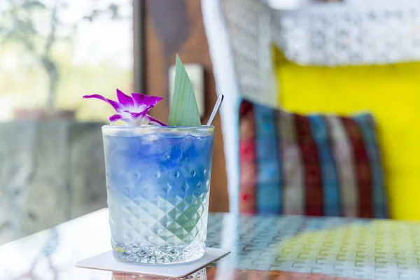 Kleurrijke Blauwe Cocktail Een Glas — Stockfoto