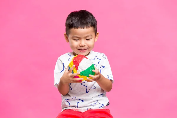 Mały Chłopiec Grać Papierową Piłkę Różowym Tle — Zdjęcie stockowe