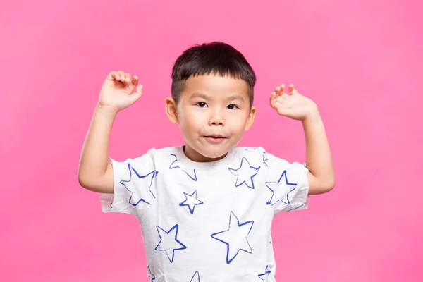 亚洲快乐的小儿子手举过粉红的背景 — 图库照片