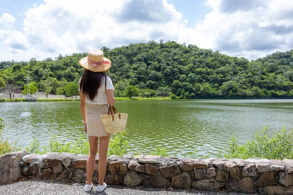 Reisefrau Blickt Auf Den Wassersee Mit Berg — Stockfoto