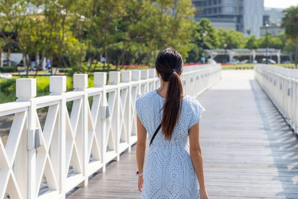 Путешествующая Женщина Ходит Белому Деревянному Мосту — стоковое фото