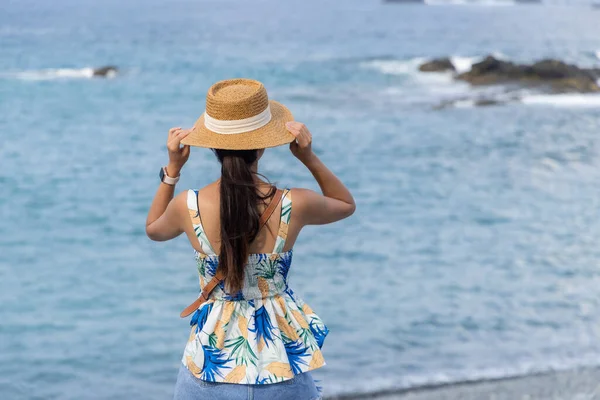 Tourist Woman Look Sea — Foto Stock