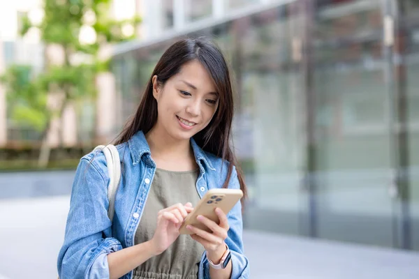 Mujer Utilizar Teléfono Móvil Ciudad Calle —  Fotos de Stock