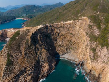 İnsansız hava aracı Hong Kong Sai Kung doğal alanı üzerinde uçuyor.