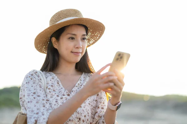Woman Use Mobile Phone Sunset — Zdjęcie stockowe