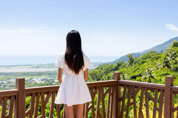 Travel Woman Stand Top Look Mountain — Stock Photo, Image