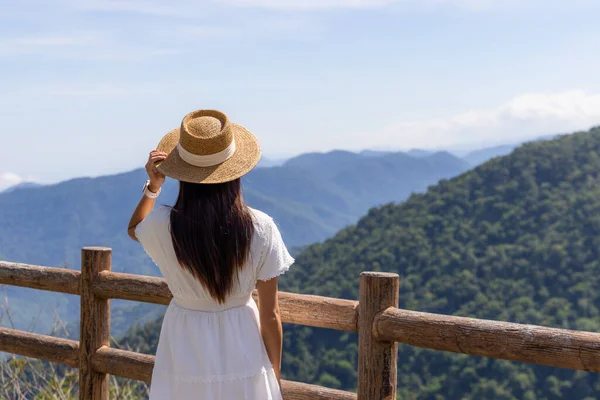 Travel Woman Stand Top Look Mountain — Stock Photo, Image