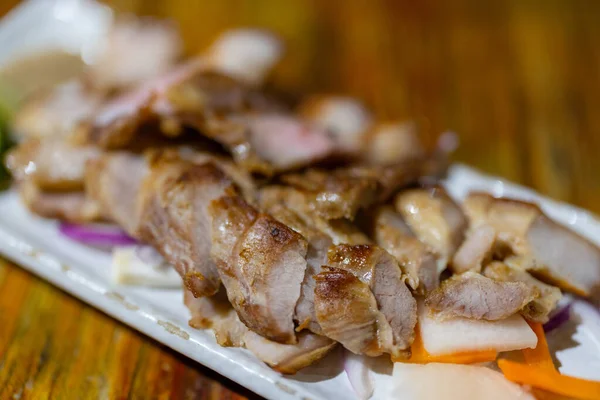 レストランでの豚肉料理のグリルスライス — ストック写真