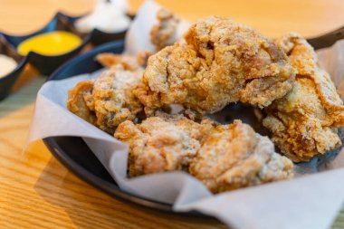 Restoranda kızarmış tavuk şeritleri.