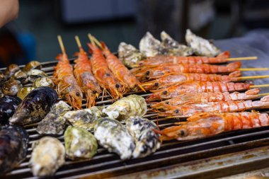 Izgarada karışık deniz ürünleri barbeküsü.