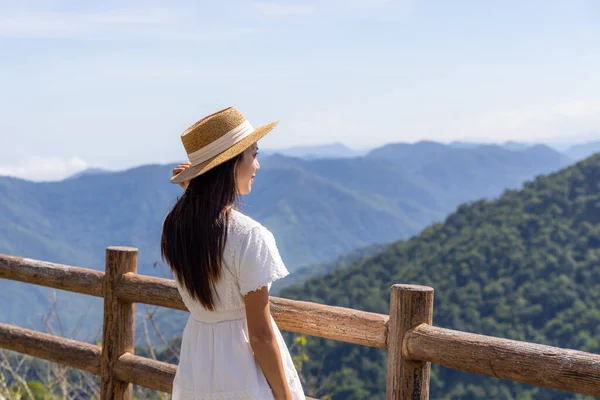 Ταξιδιωτική Γυναίκα Κοίτα Την Θέα Στο Βουνό — Φωτογραφία Αρχείου