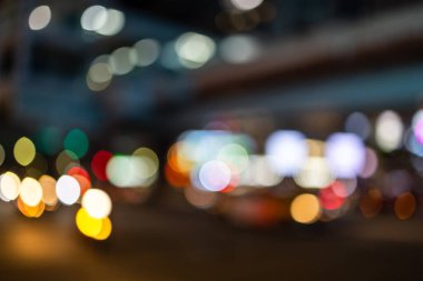 Gece şehir caddesinin bulanık görüntüsü
