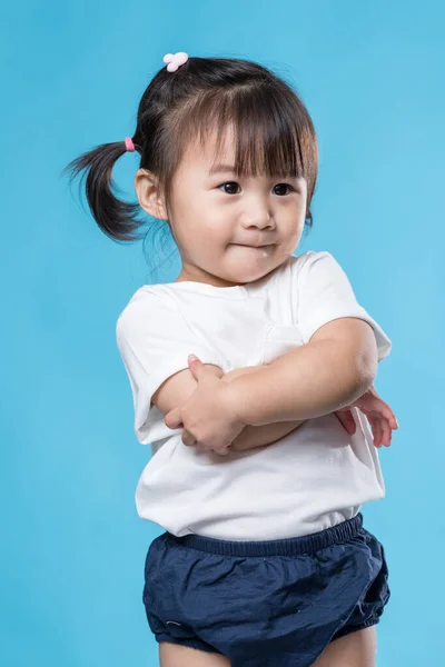 Kleines Mädchen Armkreuz — Stockfoto