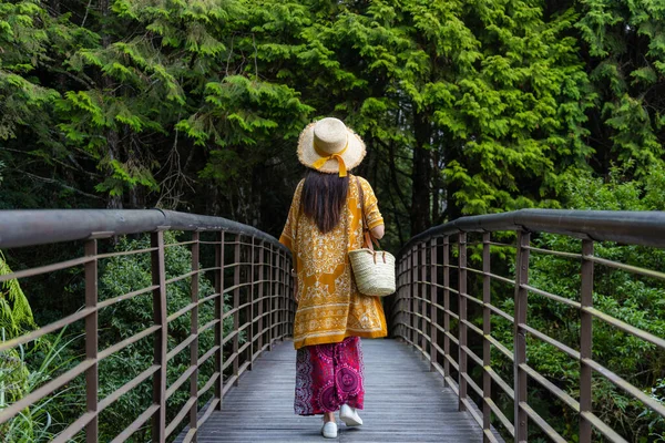 Woman Walk Wooden Bridge Forest — Φωτογραφία Αρχείου
