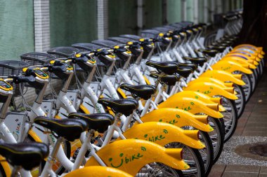 Taipei, Tayvan - 27 Haziran 2022: Taipei caddesinde bisiklet 