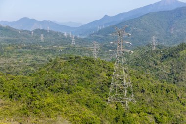 Dağdaki yüksek voltajlı elektrik hatları