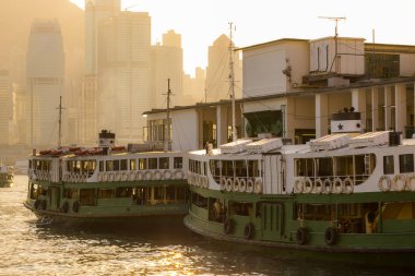 Hong Kong - 13 Kasım 2021: Gün batımında Hong Kong 'da yıldız feribotu