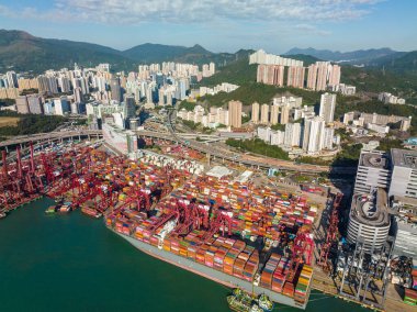 Hong Kong - 04 Aralık 2021: Hong Kong şehrindeki kargo terminalinin üst görüntüsü