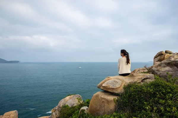 Mulher Senta Rocha Para Olhar Para Mar Montanha — Fotografia de Stock