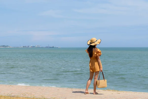 Donna Sulla Spiaggia Sabbia — Foto Stock