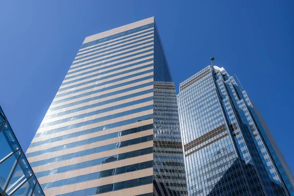 Obchodní Kancelářská Věž Nízkého Úhlu Modrou Oblohou — Stock fotografie