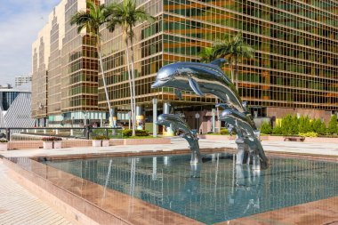 Tsim Sha Tsui, Hong Kong - 09 Kasım 2021: Hong Kong şehrinde yunus kesme heykeli