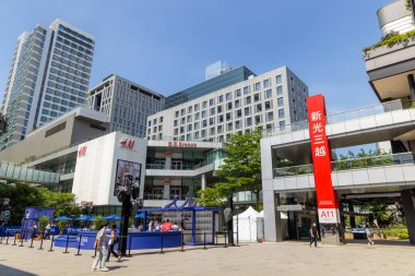 Taipei, Tayvan - 21 Temmuz 2022: Xinyi ilçesindeki Taipei şehir sokağı