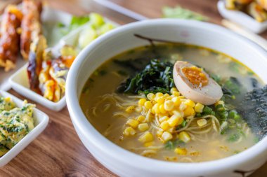 Restoranda Japon erişte çorbası kasesi.