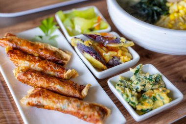 Restoranda küçük bir tabak aperatif.