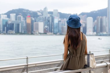 Hong Kong şehrini ziyaret eden turist kadın.