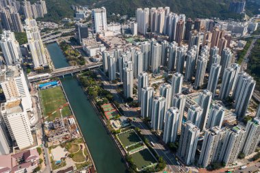 Sha Tin, Hong Kong - 10 Nisan 2021: Hong Kong yerleşim alanının hava görüntüsü