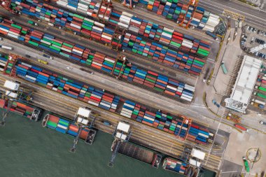 Kwai Tsing, Hong Kong - 08 Haziran 2022: Hong Kong kargo terminalinin üst görüntüsü