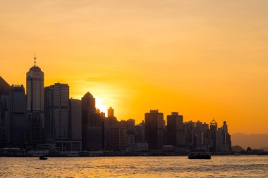 Hong Kong - 13 Kasım 2021: Gün batımında Hong Kong
