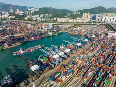 Hong Kong - 04 Aralık 2021: Hong Kong şehrindeki kargo terminalinin üst görüntüsü