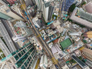 Hong Kong - 08 Şubat 2022: Hong Kong şehrinin yukarıdan aşağı manzarası