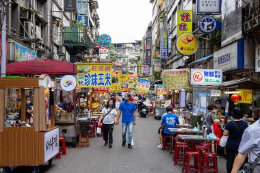 Keelung, Tayvan - 19 Ağustos 2022: Keelung Miaokou Gece Pazarı