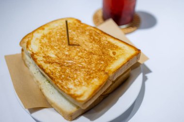 Sabah kahvaltısında kahveli tost sandviç.