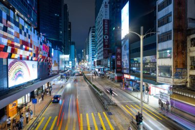 Mong Kok, Hong Kong - 22 Ekim 2021: Hong Kong gece caddesi