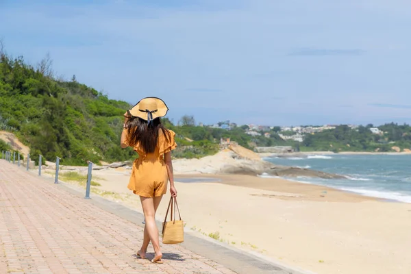 Viaggio Donna Con Cappello Paglia Passeggiata Lungo Spiaggia Sabbia — Foto Stock