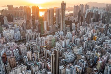 Mong Kok, Hong Kong - 09 Kasım 2021: Günbatımında Hong Kong şehrinin hava manzarası