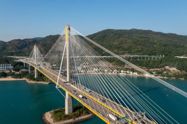 Hong Kong - 12 Kasım 2021: Hong Kong 'daki Ting Kau köprüsünde insansız hava aracı uçuşu