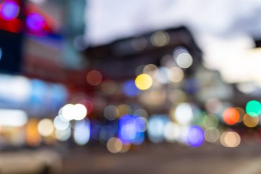 Geceleri şehrin bulanık görüntüsü