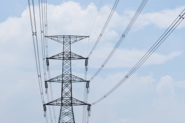 Yüksek voltaj iletim kuleleri hattı 