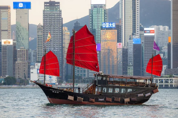 Hongkong November 2021 Hongkong Segla Skräp Korsa Över Victoria Hamn — Stockfoto