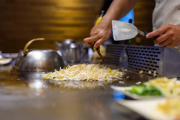 Teppanyaki Chef Preparando Alimentos Placa Metal Quente — Fotografia de Stock