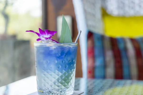 Kleurrijke Blauwe Cocktail Een Glas — Stockfoto