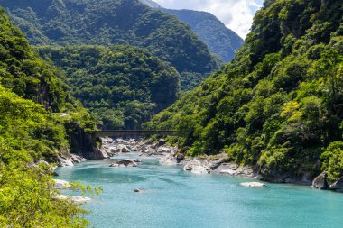 Tayvan 'ın Hualien bölgesindeki Taroko Ulusal Parkı' nda nehir gölü olan güzel bir manzara.