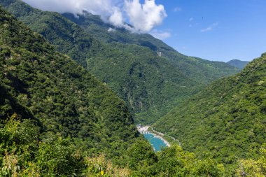 Tayvan 'ın Hualien bölgesindeki Taroko Ulusal Parkı' ndaki güzel manzara dağı ve göl.