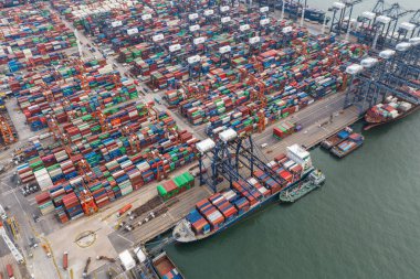 Kwai Tsing, Hong Kong - 08 Haziran 2022: Hong Kong kargo terminalinin üst görüntüsü