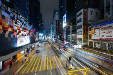 Mong Kok, Hong Kong - 23 Ağustos 2021: Hong Kong gece trafiği